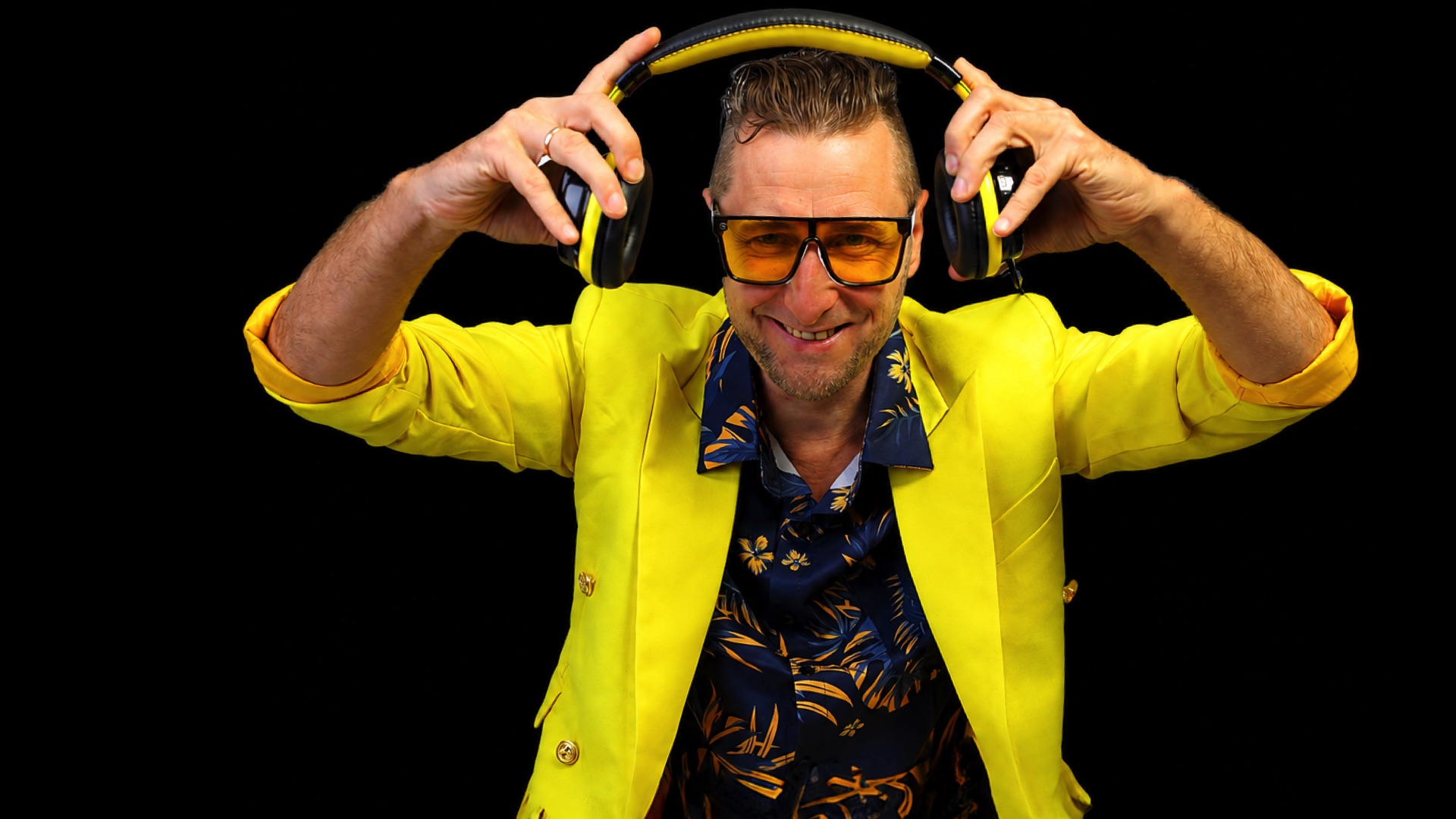 DJ UGA dzeltenā žaketē ar austiņām